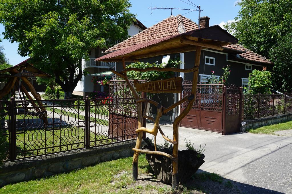 Готель Casa Vlad Хацег Екстер'єр фото